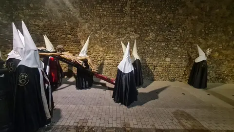 La procesión nocturna del Miércoles Santo, con salida desde San Marcelo, recorre el entorno histórico iluminada únicamente por velas y marcada por la sobriedad del Cristo portado a hombros.
