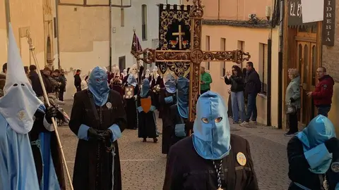 La procesión del barrio de San Claudio recorre la ciudad bajo un sol radiante y eleva al 'Moreno' en una Plaza de Regla abarrotada, renovando el mensaje de esperanza y felicidad. Foto: A.F. Reca.