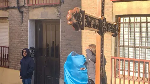 La procesión del barrio de San Claudio recorre la ciudad bajo un sol radiante y eleva al 'Moreno' en una Plaza de Regla abarrotada, renovando el mensaje de esperanza y felicidad. Foto: A.F. Reca.
