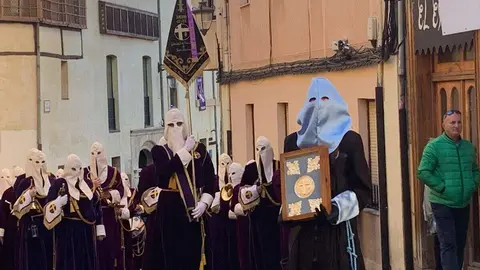 La procesión del barrio de San Claudio recorre la ciudad bajo un sol radiante y eleva al 'Moreno' en una Plaza de Regla abarrotada, renovando el mensaje de esperanza y felicidad. Foto: A.F. Reca.