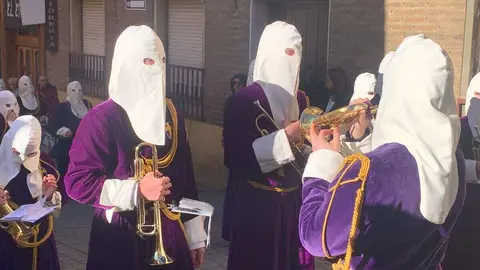 La procesión del barrio de San Claudio recorre la ciudad bajo un sol radiante y eleva al 'Moreno' en una Plaza de Regla abarrotada, renovando el mensaje de esperanza y felicidad. Foto: A.F. Reca.