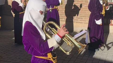 La procesión del barrio de San Claudio recorre la ciudad bajo un sol radiante y eleva al 'Moreno' en una Plaza de Regla abarrotada, renovando el mensaje de esperanza y felicidad. Foto: A.F. Reca.