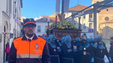 La procesión del barrio de San Claudio recorre la ciudad bajo un sol radiante y eleva al 'Moreno' en una Plaza de Regla abarrotada, renovando el mensaje de esperanza y felicidad. Foto: A.F. Reca.