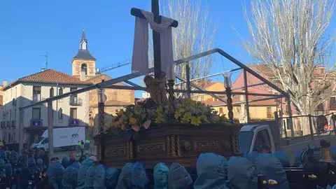 La procesión del barrio de San Claudio recorre la ciudad bajo un sol radiante y eleva al 'Moreno' en una Plaza de Regla abarrotada, renovando el mensaje de esperanza y felicidad. Foto: A.F. Reca.