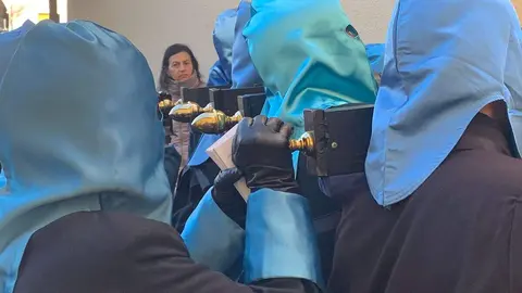 La procesión del barrio de San Claudio recorre la ciudad bajo un sol radiante y eleva al 'Moreno' en una Plaza de Regla abarrotada, renovando el mensaje de esperanza y felicidad. Foto: A.F. Reca.