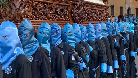 La procesión del barrio de San Claudio recorre la ciudad bajo un sol radiante y eleva al 'Moreno' en una Plaza de Regla abarrotada, renovando el mensaje de esperanza y felicidad. Foto: A.F. Reca.