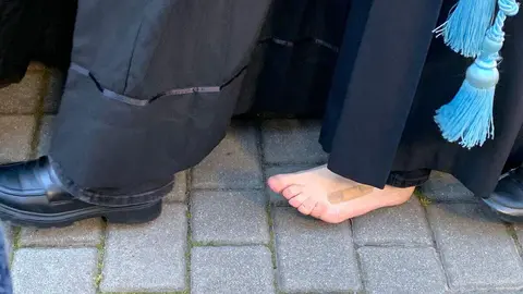 La procesión del barrio de San Claudio recorre la ciudad bajo un sol radiante y eleva al 'Moreno' en una Plaza de Regla abarrotada, renovando el mensaje de esperanza y felicidad. Foto: A.F. Reca.