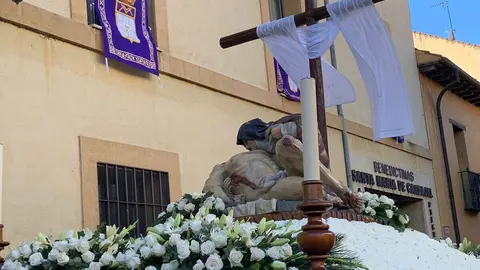 La procesión del barrio de San Claudio recorre la ciudad bajo un sol radiante y eleva al 'Moreno' en una Plaza de Regla abarrotada, renovando el mensaje de esperanza y felicidad. Foto: A.F. Reca.