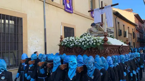 La procesión del barrio de San Claudio recorre la ciudad bajo un sol radiante y eleva al 'Moreno' en una Plaza de Regla abarrotada, renovando el mensaje de esperanza y felicidad. Foto: A.F. Reca.