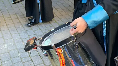 La procesión del barrio de San Claudio recorre la ciudad bajo un sol radiante y eleva al 'Moreno' en una Plaza de Regla abarrotada, renovando el mensaje de esperanza y felicidad. Foto: A.F. Reca.