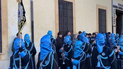 La procesión del barrio de San Claudio recorre la ciudad bajo un sol radiante y eleva al 'Moreno' en una Plaza de Regla abarrotada, renovando el mensaje de esperanza y felicidad. Foto: A.F. Reca.