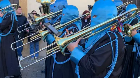 La procesión del barrio de San Claudio recorre la ciudad bajo un sol radiante y eleva al 'Moreno' en una Plaza de Regla abarrotada, renovando el mensaje de esperanza y felicidad. Foto: A.F. Reca.