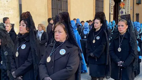 La procesión del barrio de San Claudio recorre la ciudad bajo un sol radiante y eleva al 'Moreno' en una Plaza de Regla abarrotada, renovando el mensaje de esperanza y felicidad. Foto: A.F. Reca.