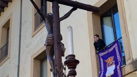 La procesión del barrio de San Claudio recorre la ciudad bajo un sol radiante y eleva al 'Moreno' en una Plaza de Regla abarrotada, renovando el mensaje de esperanza y felicidad. Foto: A.F. Reca.