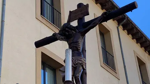 La procesión del barrio de San Claudio recorre la ciudad bajo un sol radiante y eleva al 'Moreno' en una Plaza de Regla abarrotada, renovando el mensaje de esperanza y felicidad. Foto: A.F. Reca.