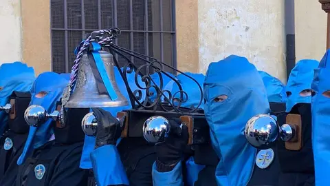 La procesión del barrio de San Claudio recorre la ciudad bajo un sol radiante y eleva al 'Moreno' en una Plaza de Regla abarrotada, renovando el mensaje de esperanza y felicidad. Foto: A.F. Reca.