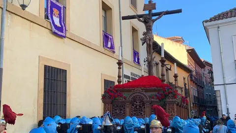 La procesión del barrio de San Claudio recorre la ciudad bajo un sol radiante y eleva al 'Moreno' en una Plaza de Regla abarrotada, renovando el mensaje de esperanza y felicidad. Foto: A.F. Reca.
