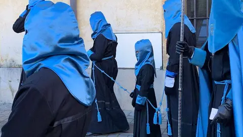 La procesión del barrio de San Claudio recorre la ciudad bajo un sol radiante y eleva al 'Moreno' en una Plaza de Regla abarrotada, renovando el mensaje de esperanza y felicidad. Foto: A.F. Reca.