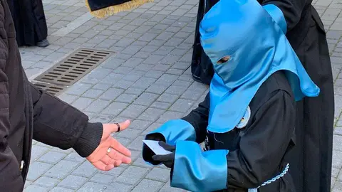 La procesión del barrio de San Claudio recorre la ciudad bajo un sol radiante y eleva al 'Moreno' en una Plaza de Regla abarrotada, renovando el mensaje de esperanza y felicidad. Foto: A.F. Reca.
