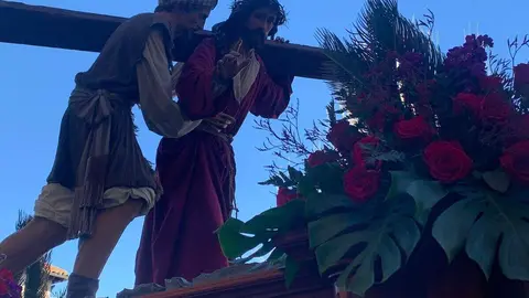 La procesión del barrio de San Claudio recorre la ciudad bajo un sol radiante y eleva al 'Moreno' en una Plaza de Regla abarrotada, renovando el mensaje de esperanza y felicidad. Foto: A.F. Reca.