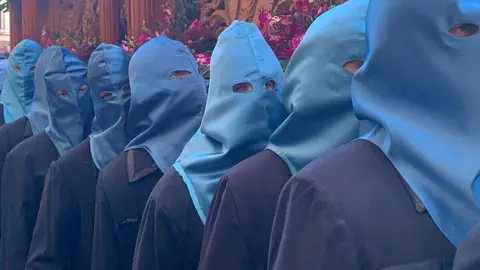 La procesión del barrio de San Claudio recorre la ciudad bajo un sol radiante y eleva al 'Moreno' en una Plaza de Regla abarrotada, renovando el mensaje de esperanza y felicidad. Foto: A.F. Reca.