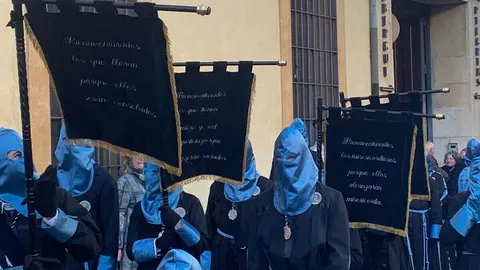 La procesión del barrio de San Claudio recorre la ciudad bajo un sol radiante y eleva al 'Moreno' en una Plaza de Regla abarrotada, renovando el mensaje de esperanza y felicidad. Foto: A.F. Reca.