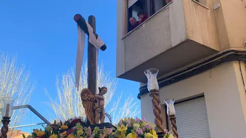 La procesión del barrio de San Claudio recorre la ciudad bajo un sol radiante y eleva al 'Moreno' en una Plaza de Regla abarrotada, renovando el mensaje de esperanza y felicidad. Foto: A.F. Reca.