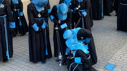 La procesión del barrio de San Claudio recorre la ciudad bajo un sol radiante y eleva al 'Moreno' en una Plaza de Regla abarrotada, renovando el mensaje de esperanza y felicidad. Foto: A.F. Reca.
