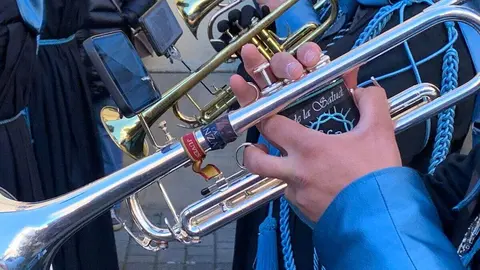 La procesión del barrio de San Claudio recorre la ciudad bajo un sol radiante y eleva al 'Moreno' en una Plaza de Regla abarrotada, renovando el mensaje de esperanza y felicidad. Foto: A.F. Reca.