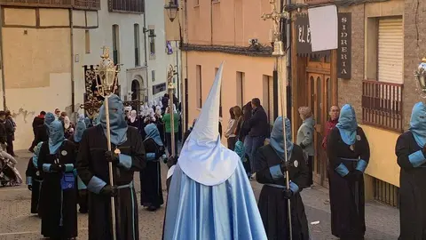 La procesión del barrio de San Claudio recorre la ciudad bajo un sol radiante y eleva al 'Moreno' en una Plaza de Regla abarrotada, renovando el mensaje de esperanza y felicidad. Foto: A.F. Reca.