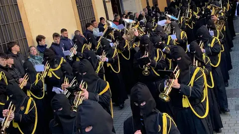 La procesión del barrio de San Claudio recorre la ciudad bajo un sol radiante y eleva al 'Moreno' en una Plaza de Regla abarrotada, renovando el mensaje de esperanza y felicidad. Foto: A.F. Reca.