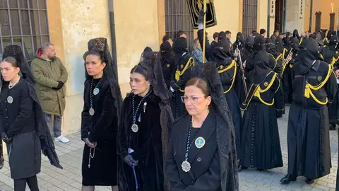 La procesión del barrio de San Claudio recorre la ciudad bajo un sol radiante y eleva al 'Moreno' en una Plaza de Regla abarrotada, renovando el mensaje de esperanza y felicidad. Foto: A.F. Reca.