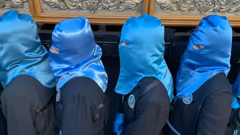 La procesión del barrio de San Claudio recorre la ciudad bajo un sol radiante y eleva al 'Moreno' en una Plaza de Regla abarrotada, renovando el mensaje de esperanza y felicidad. Foto: A.F. Reca.