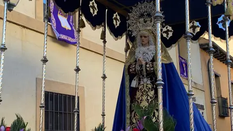 La procesión del barrio de San Claudio recorre la ciudad bajo un sol radiante y eleva al 'Moreno' en una Plaza de Regla abarrotada, renovando el mensaje de esperanza y felicidad. Foto: A.F. Reca.