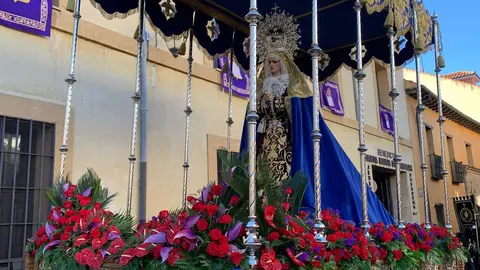 La procesión del barrio de San Claudio recorre la ciudad bajo un sol radiante y eleva al 'Moreno' en una Plaza de Regla abarrotada, renovando el mensaje de esperanza y felicidad. Foto: A.F. Reca.