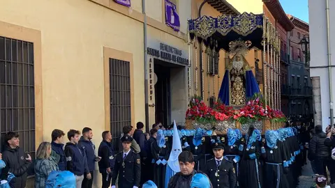 La procesión del barrio de San Claudio recorre la ciudad bajo un sol radiante y eleva al 'Moreno' en una Plaza de Regla abarrotada, renovando el mensaje de esperanza y felicidad. Foto: A.F. Reca.