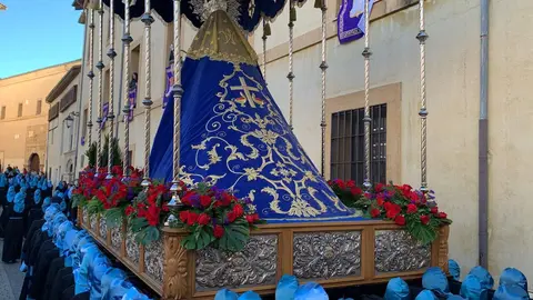 La procesión del barrio de San Claudio recorre la ciudad bajo un sol radiante y eleva al 'Moreno' en una Plaza de Regla abarrotada, renovando el mensaje de esperanza y felicidad. Foto: A.F. Reca.