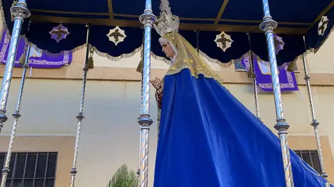 La procesión del barrio de San Claudio recorre la ciudad bajo un sol radiante y eleva al 'Moreno' en una Plaza de Regla abarrotada, renovando el mensaje de esperanza y felicidad. Foto: A.F. Reca.