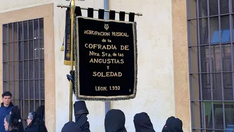 La procesión del barrio de San Claudio recorre la ciudad bajo un sol radiante y eleva al 'Moreno' en una Plaza de Regla abarrotada, renovando el mensaje de esperanza y felicidad. Foto: A.F. Reca.
