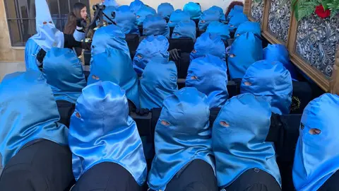 La procesión del barrio de San Claudio recorre la ciudad bajo un sol radiante y eleva al 'Moreno' en una Plaza de Regla abarrotada, renovando el mensaje de esperanza y felicidad. Foto: A.F. Reca.
