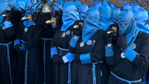 La procesión del barrio de San Claudio recorre la ciudad bajo un sol radiante y eleva al 'Moreno' en una Plaza de Regla abarrotada, renovando el mensaje de esperanza y felicidad. Foto: A.F. Reca.