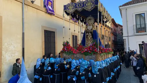 La procesión del barrio de San Claudio recorre la ciudad bajo un sol radiante y eleva al 'Moreno' en una Plaza de Regla abarrotada, renovando el mensaje de esperanza y felicidad. Foto: A.F. Reca.