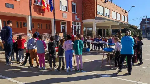 Alumnos del CEIP Teodoro Martínez Gadañón participan en la plantación del semillero dentro de un proyecto educativo y social que fomenta la colaboración y el aprendizaje compartido.