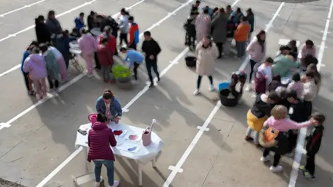 Alumnos del CEIP Teodoro Martínez Gadañón participan en la plantación del semillero dentro de un proyecto educativo y social que fomenta la colaboración y el aprendizaje compartido.