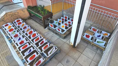 Alumnos del CEIP Teodoro Martínez Gadañón participan en la plantación del semillero dentro de un proyecto educativo y social que fomenta la colaboración y el aprendizaje compartido.