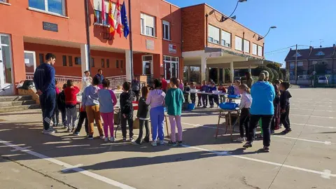 Alumnos del CEIP Teodoro Martínez Gadañón participan en la plantación del semillero dentro de un proyecto educativo y social que fomenta la colaboración y el aprendizaje compartido.