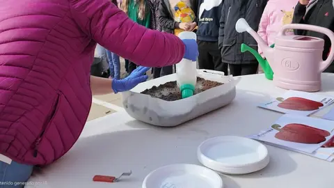 Alumnos del CEIP Teodoro Martínez Gadañón participan en la plantación del semillero dentro de un proyecto educativo y social que fomenta la colaboración y el aprendizaje compartido.