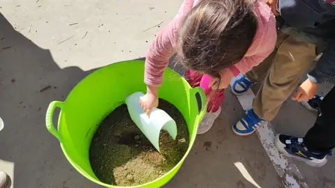 Alumnos del CEIP Teodoro Martínez Gadañón participan en la plantación del semillero dentro de un proyecto educativo y social que fomenta la colaboración y el aprendizaje compartido.