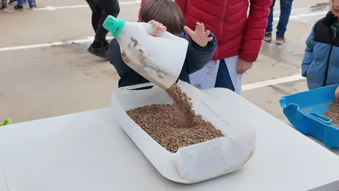 Alumnos del CEIP Teodoro Martínez Gadañón participan en la plantación del semillero dentro de un proyecto educativo y social que fomenta la colaboración y el aprendizaje compartido.