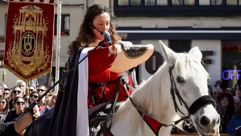 Celebración del pregón a caballo organizado por la Cofradía de las Siete Palabras de Jesús en la Cruz. Foto: Campillo.